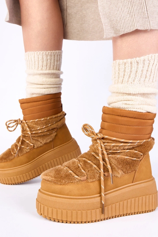 Bruine sneeuwlaarzen op een platform...