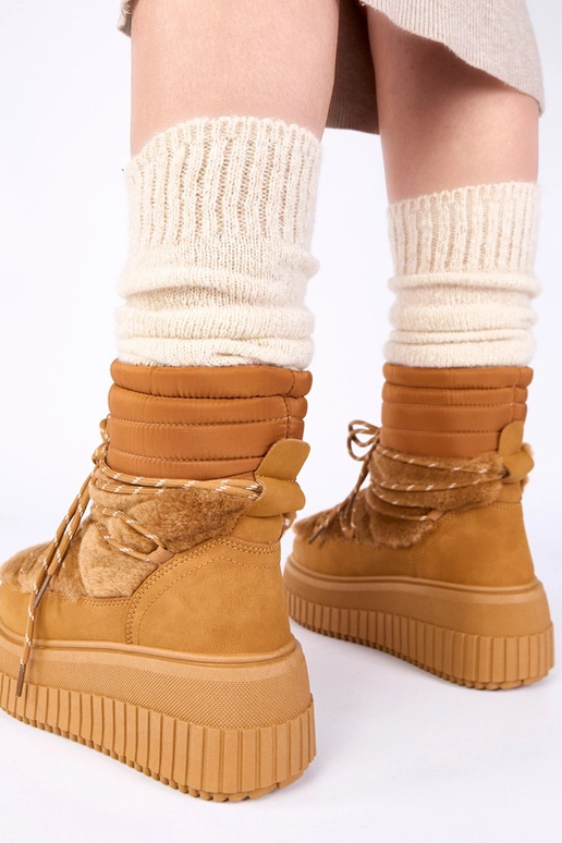 Bruine sneeuwlaarzen op een platform...