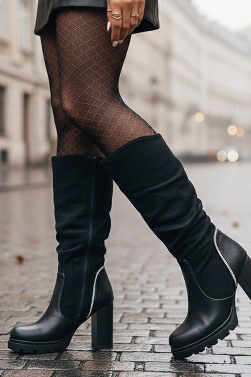 Zwarte enkellaarsjes op hak versierd...