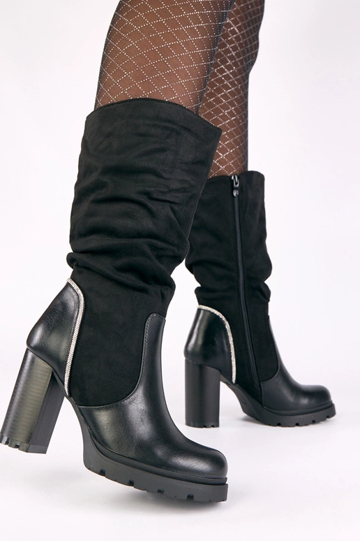 Zwarte enkellaarsjes op hak versierd...