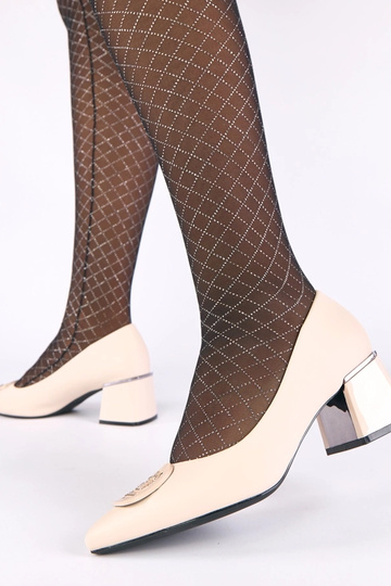 Zandkleurige dames schoenen op een hak versierd met zirconia Merla