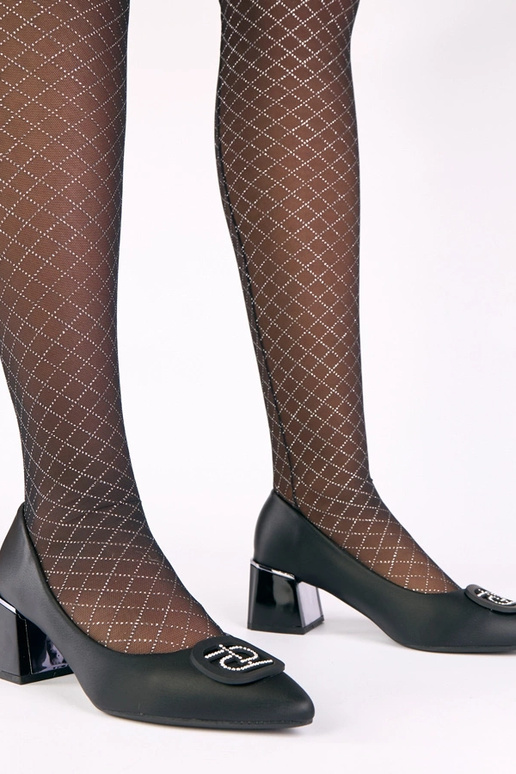 Zwarte dames schoenen op een hak...