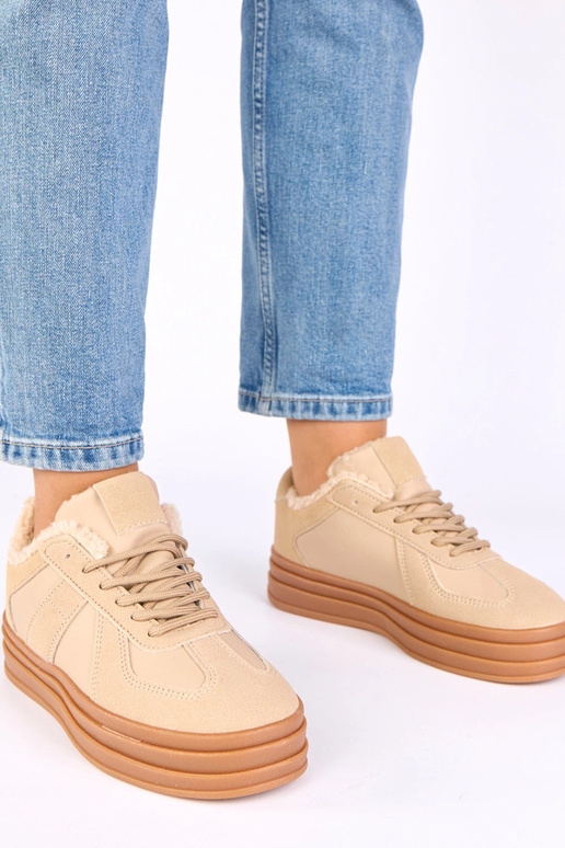 Zandkleurige sportschoenen verwarmd...