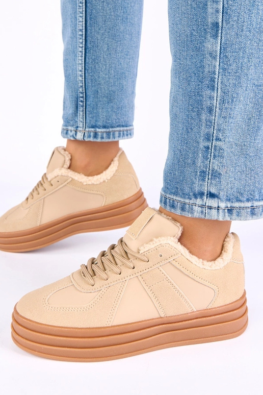 Zandkleurige sportschoenen verwarmd...