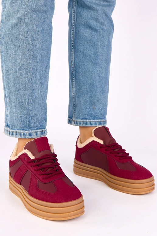 Bordeauxkleurige sportschoenen...