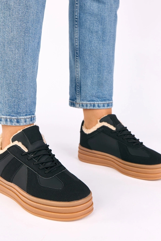 Zwarte sportschoenen verwarmd met...