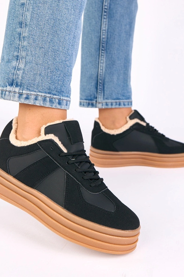 Zwarte sportschoenen... 2