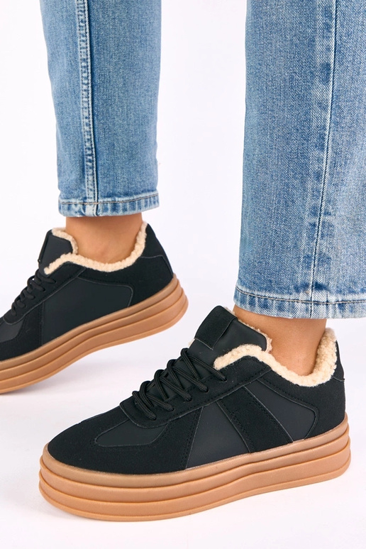 Zwarte sportschoenen verwarmd met...