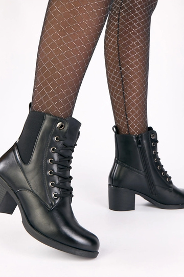 Zwarte laarsjes op een hak... 2