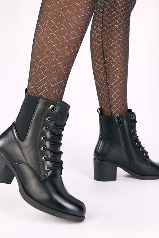 Zwarte laarsjes op een hak met...