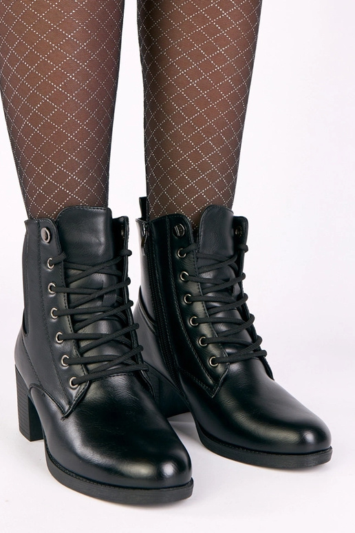 Zwarte laarsjes op een hak met...