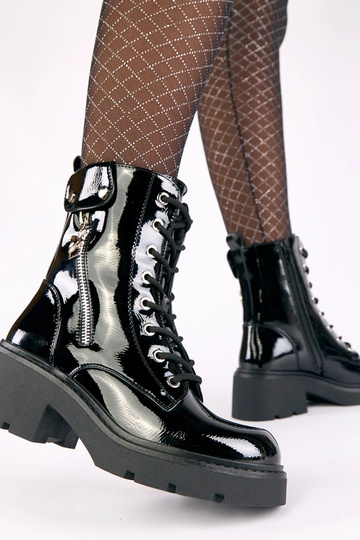 Zwarte lakleren laarsjes op... 2