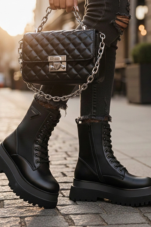 Zwarte matte laarsjes op een platform...