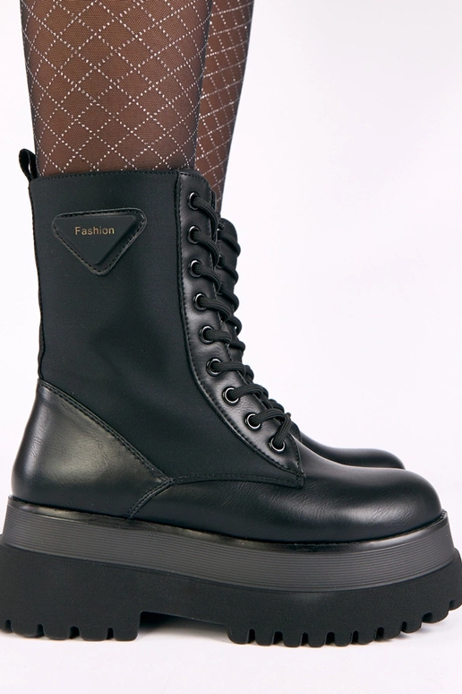 Zwarte matte laarsjes op een platform...