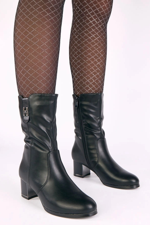 Zwarte verwarmde laarsjes op een hak...