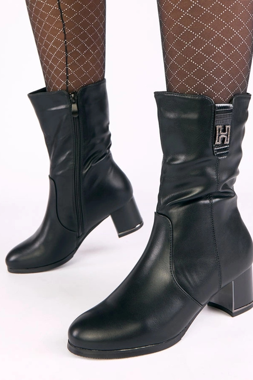 Zwarte verwarmde laarsjes op een hak...