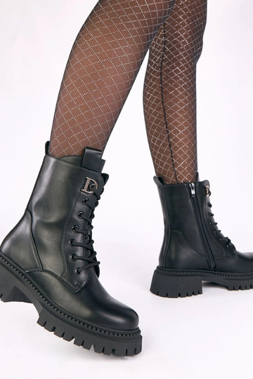 Zwarte laarsjes op een... 2