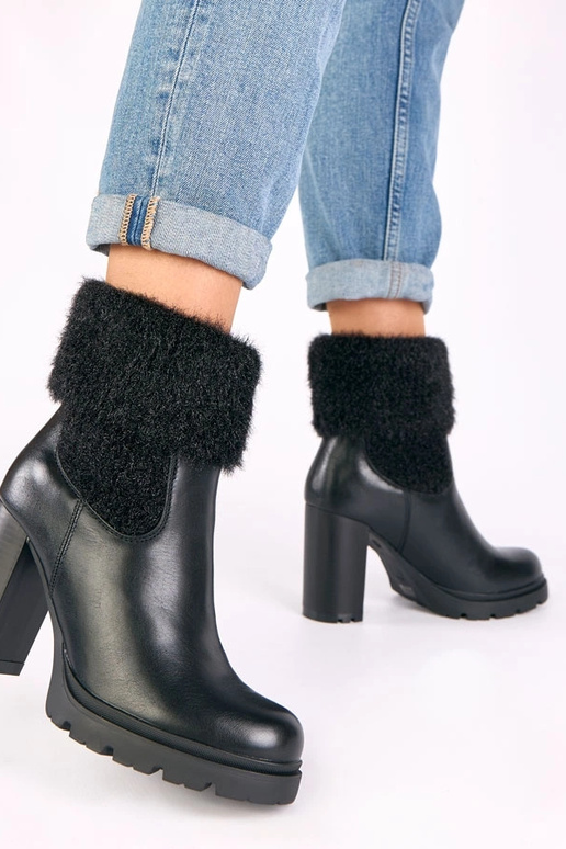 Zwarte hakken met een decoratieve...