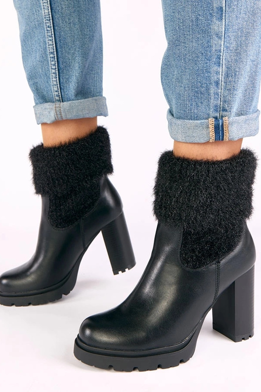 Zwarte hakken met een decoratieve...