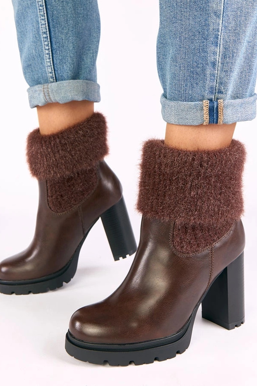 Bruine hakken met een decoratieve...