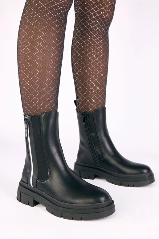 Zwarte schoenen op een platform met...