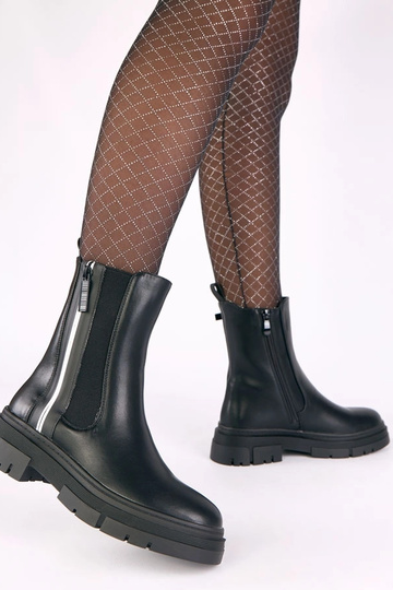 Zwarte schoenen op een... 2