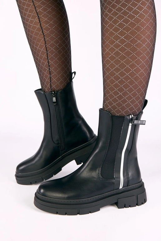 Zwarte schoenen op een platform met...