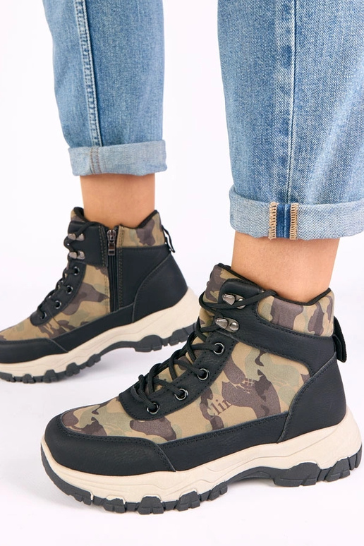 Zwarte sneakers op een platform met...