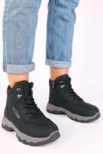 Zwarte sneakers op een...