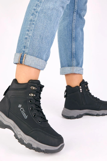 Zwarte sneakers op een... 2