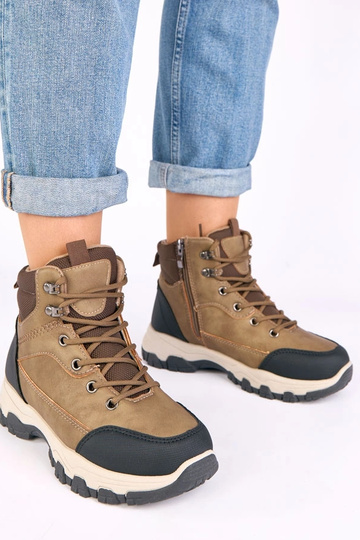 Donker zandkleurige sneakers op een platform Briana