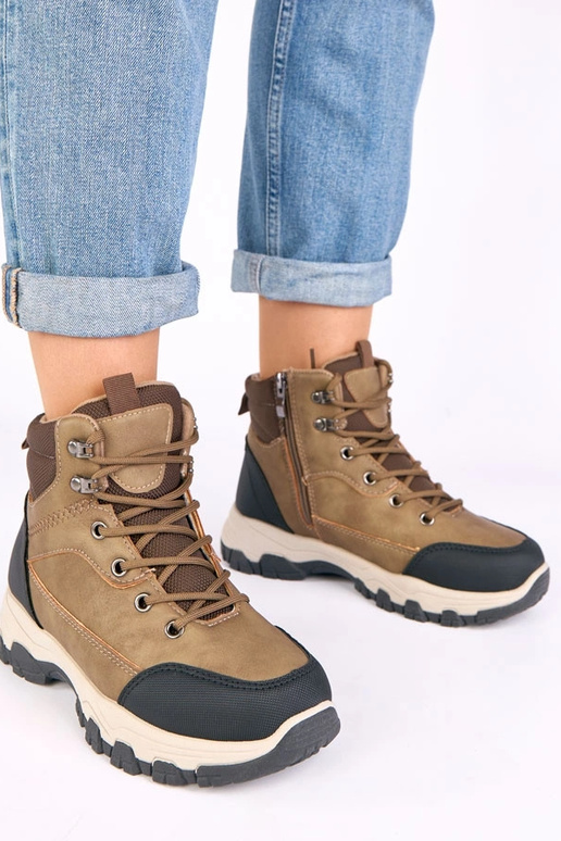 Donker zandkleurige sneakers op een...