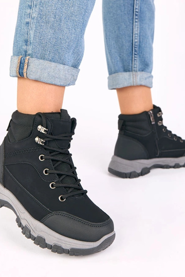 Zwarte sneakers op een... 2