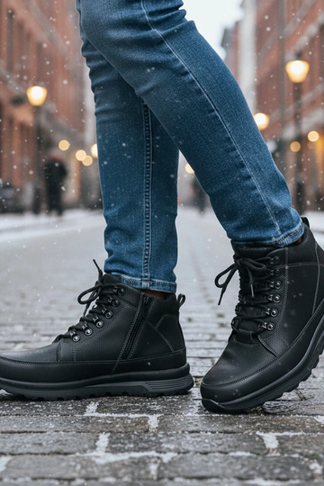 Zwarte heren sneakers, gevoerd met bont op een platform Paul 2