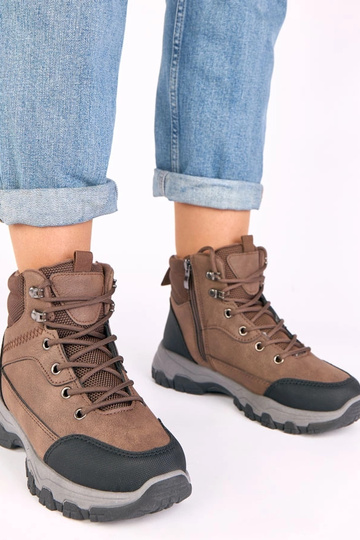 Bruine sneakers op een...