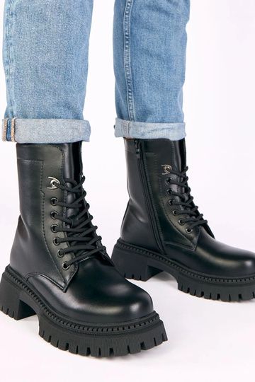 Zwarte klassieke schoenen op een platform Kalle