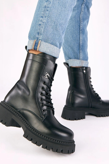 Zwarte klassieke schoenen op een platform Kalle 2