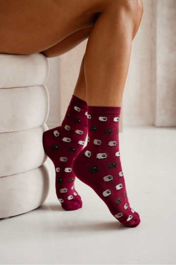 Dames sokken met schapen in bordeaux kleur