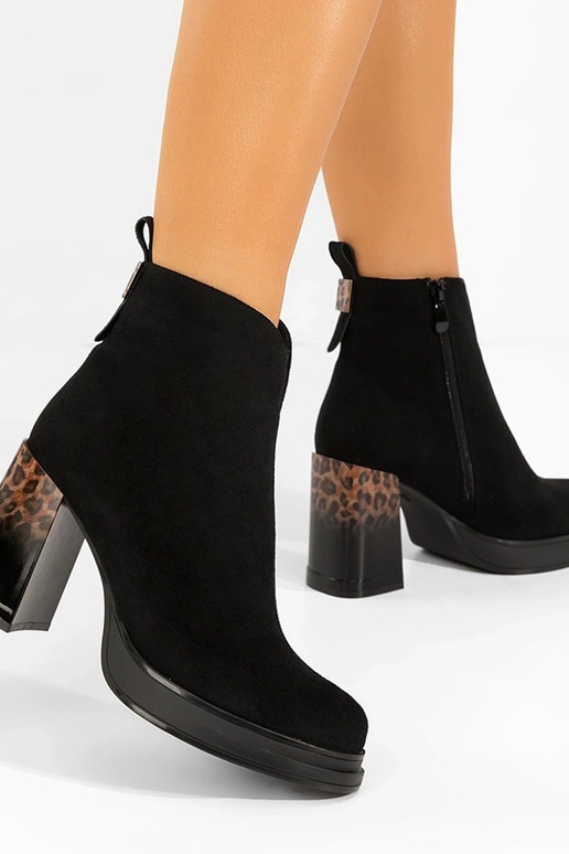 Zwarte laarsjes met glanzende hak en...