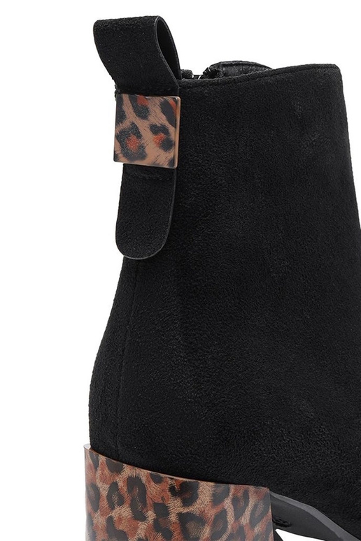 Zwarte laarsjes met glanzende hak en...