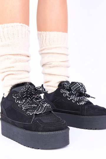 Zwarte casual schoenen op een platform met decoratieve veters Sesuna