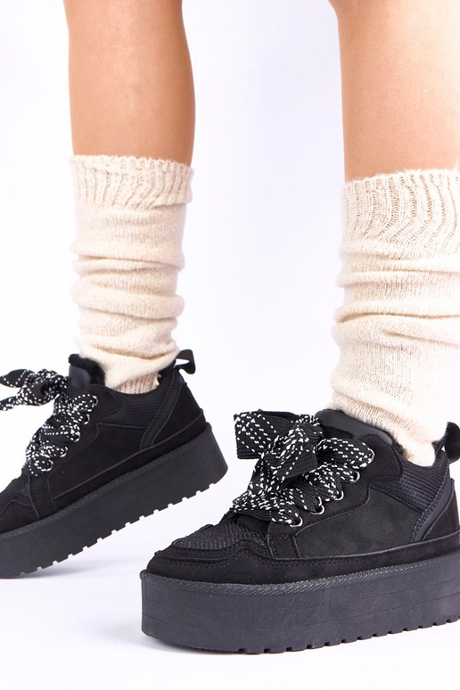 Zwarte casual schoenen op een...