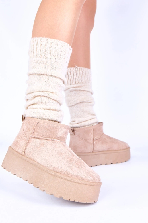 Zandkleurige sneeuwschoenen op een...