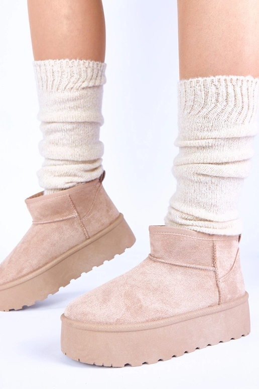 Zandkleurige sneeuwschoenen op een...