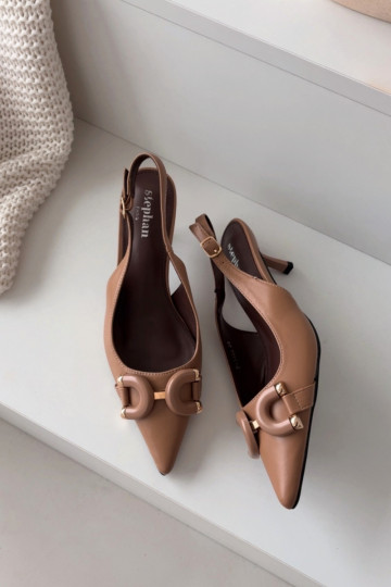 Dames sandalen met dunne hakken Met sierlijk Detalem bruine kleur Brienne 2