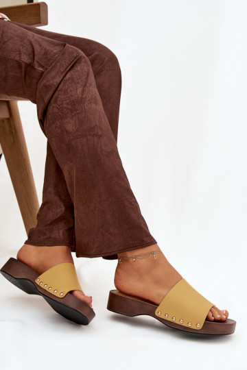 Damespantoffels met klinknagels geel Terissa