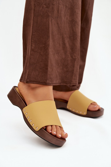 Damespantoffels met klinknagels geel Terissa 2