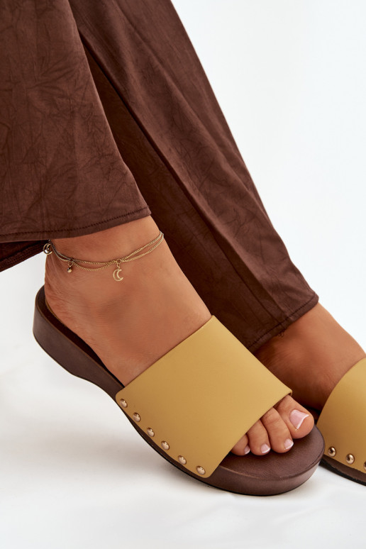 Damespantoffels met klinknagels geel Terissa