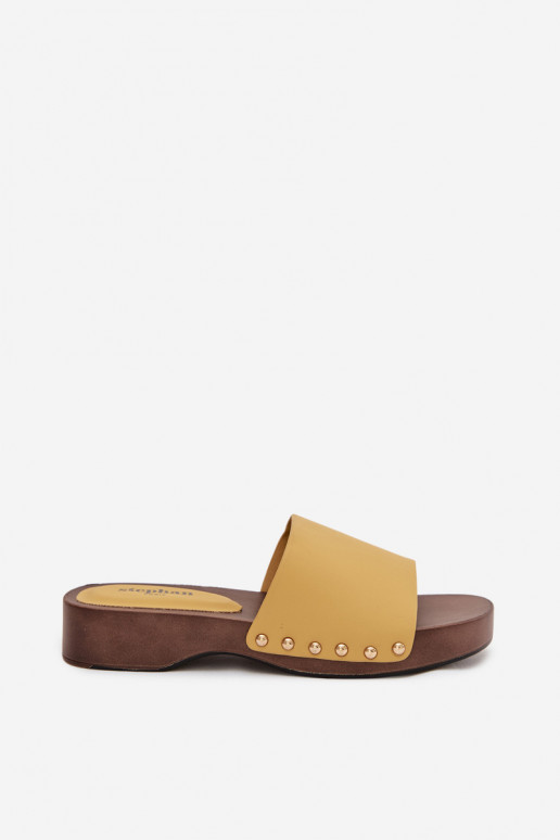 Damespantoffels met klinknagels geel Terissa