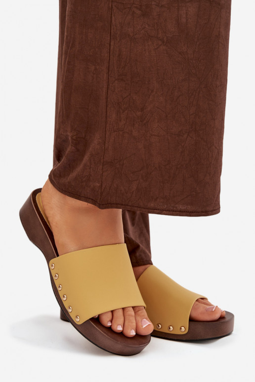 Damespantoffels met klinknagels geel Terissa